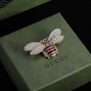 Gucci Pearl Crystals Bee Brooch In Gold